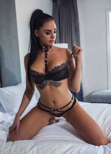 aly waitress2
