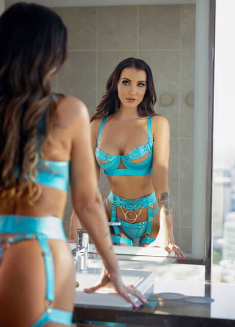 hollie sydney waitress4
