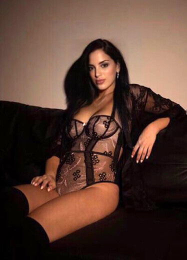 maria sydney waitress topless1